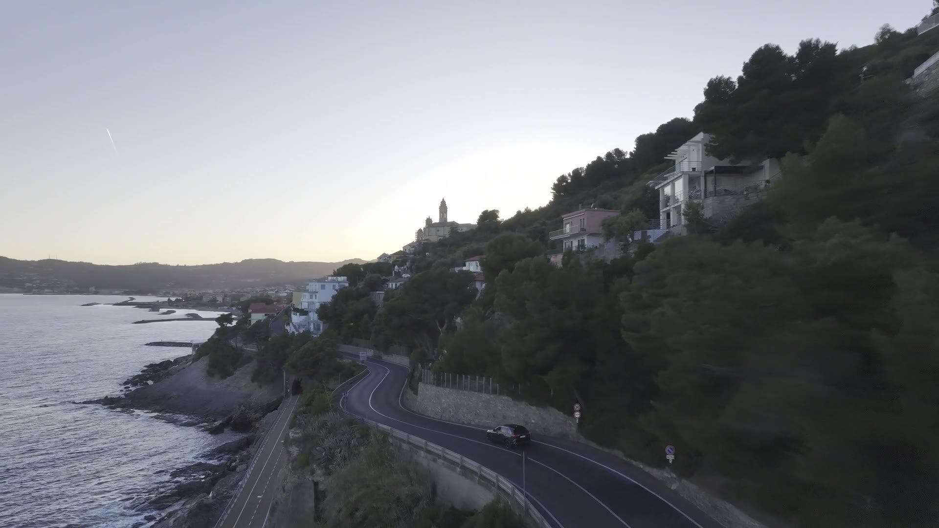 Auto sulla costiera di Cervo in Liguria ripresa dal drone