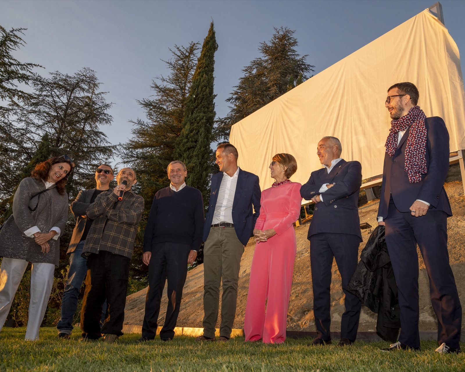 Gruppo di ospiti in posa al tramonto