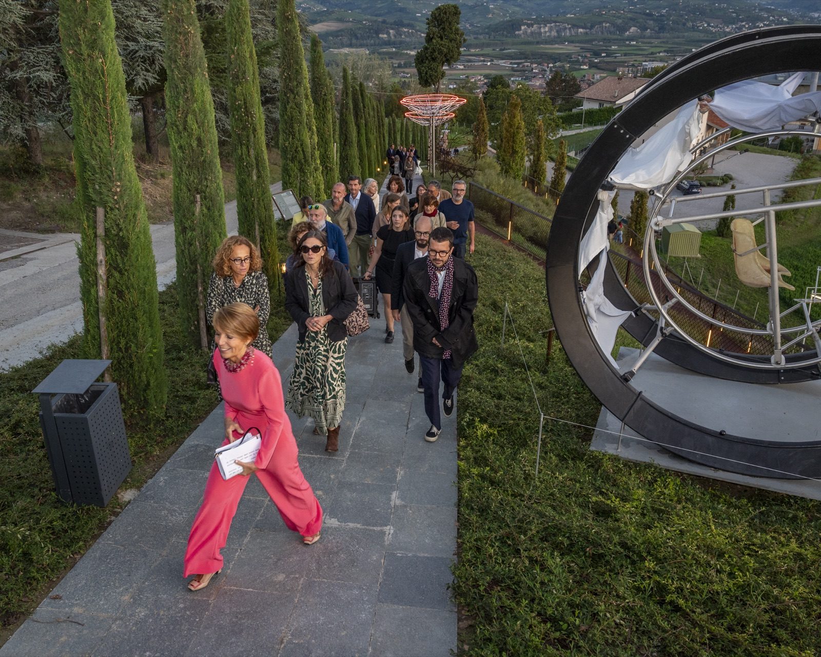 Performance di atlete davanti a una scultura