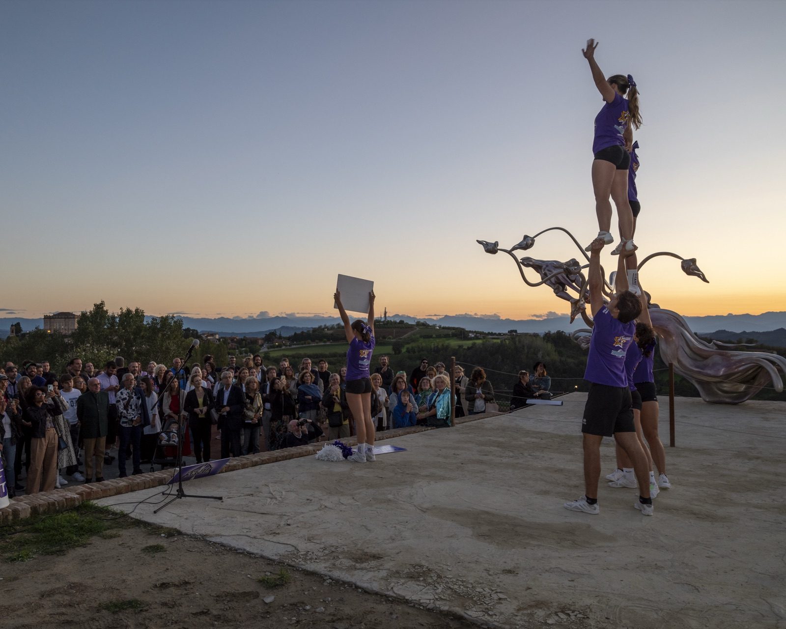 Performance al tramonto con il pubblico